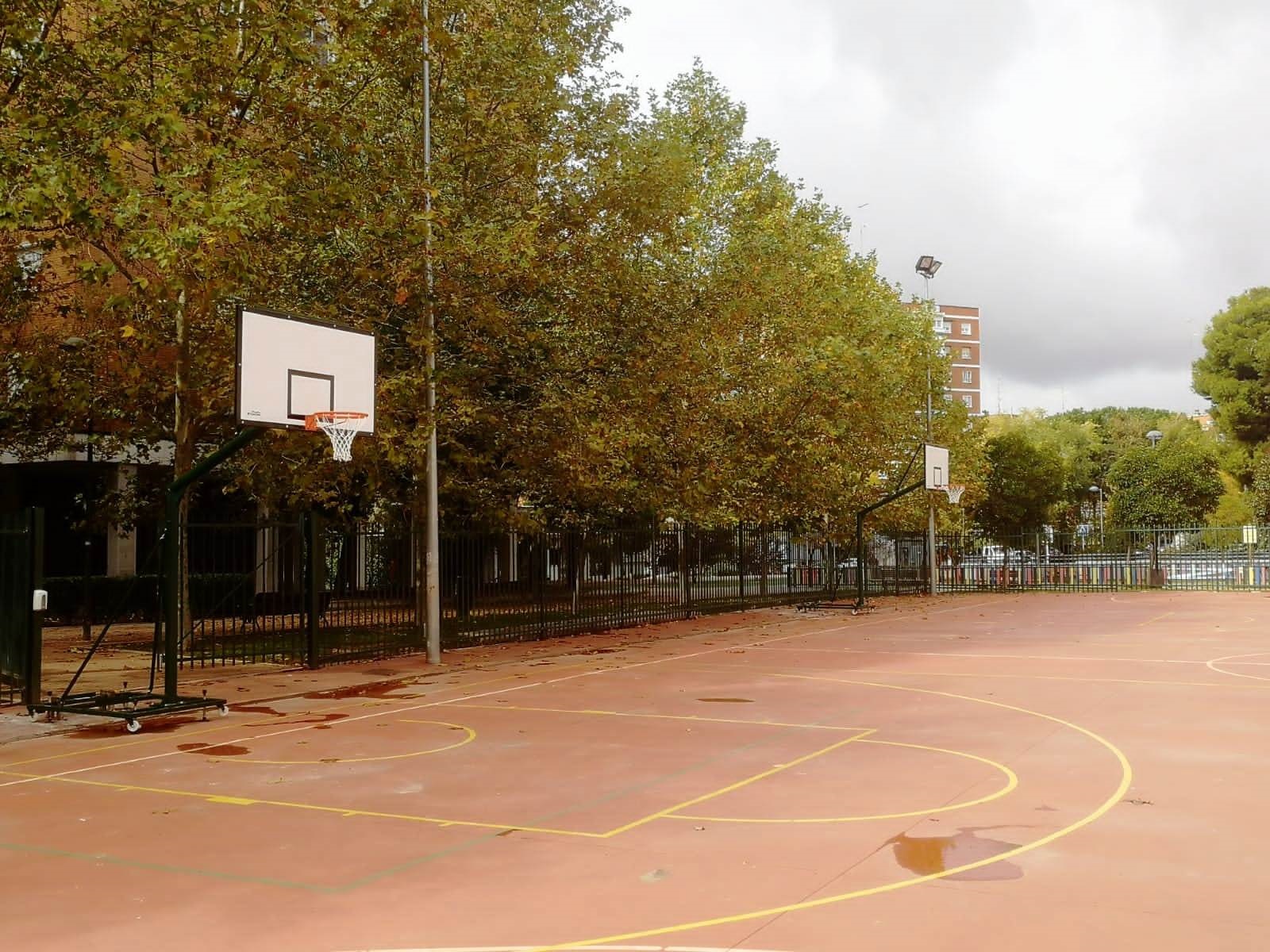 ALCORCÓN) Deportes adapta la pista exterior del polideportivo Los Cantos  para instalar dos canchas de baloncesto - alcabodelacalle