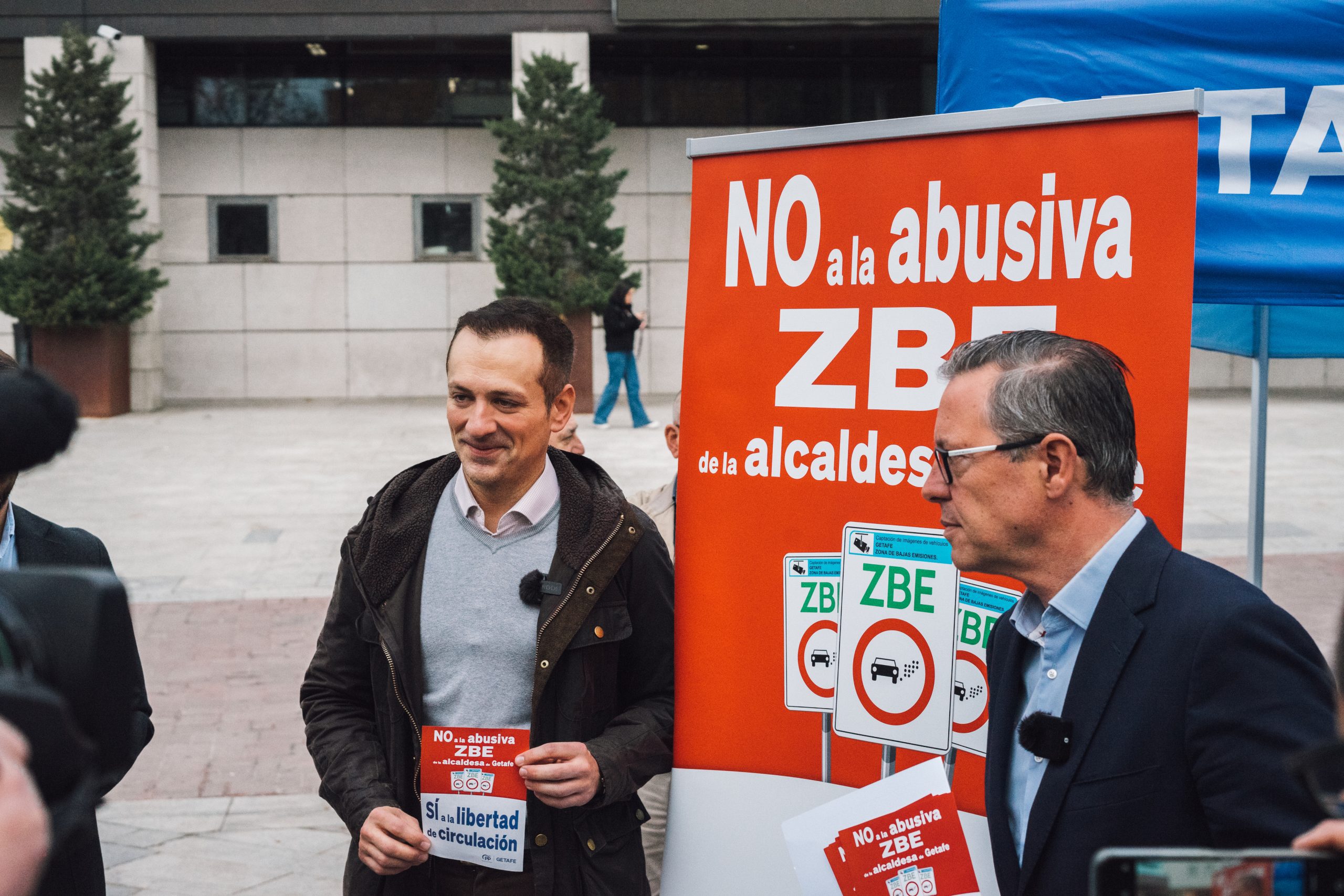 El portavoz del PP de Getafe, Antonio José Mesa, junto al secretario general del PP de la Comunidad de Madrid, Alfonso Serrano (FOTO: BEATRIZ GONZÁLEZ)