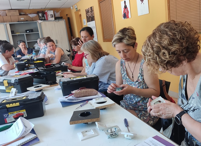 Mujeres participando en un taller de electricidad