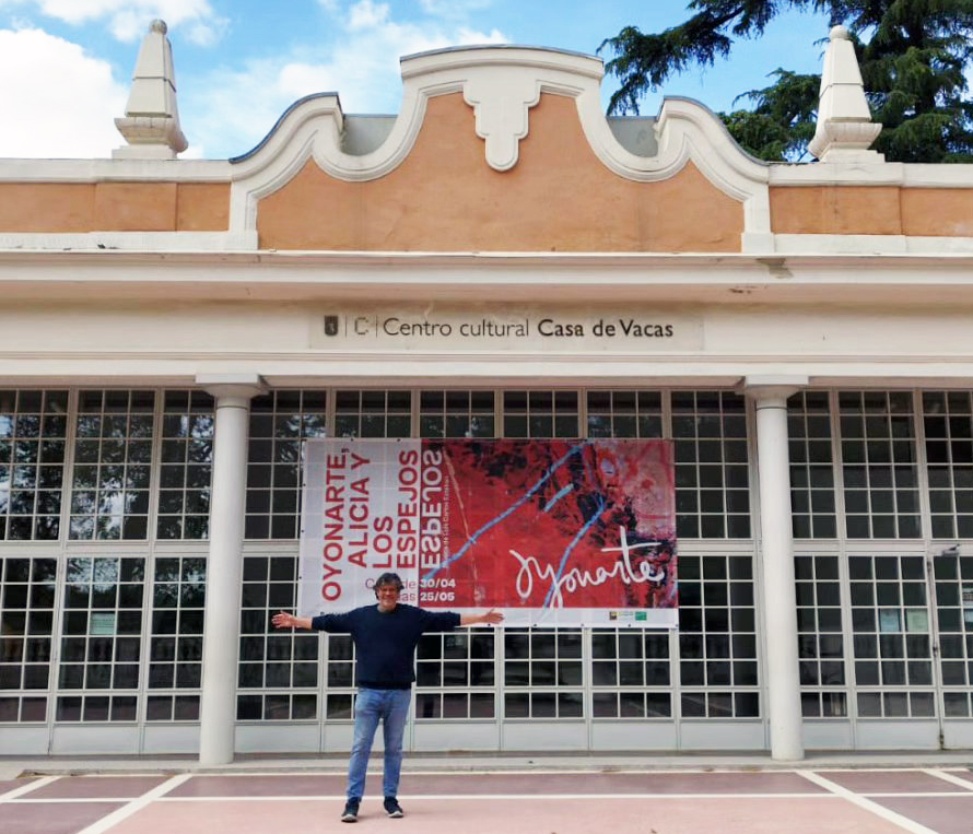 Oyonarte, delante de la Casa de Vacas, donde está su exposición