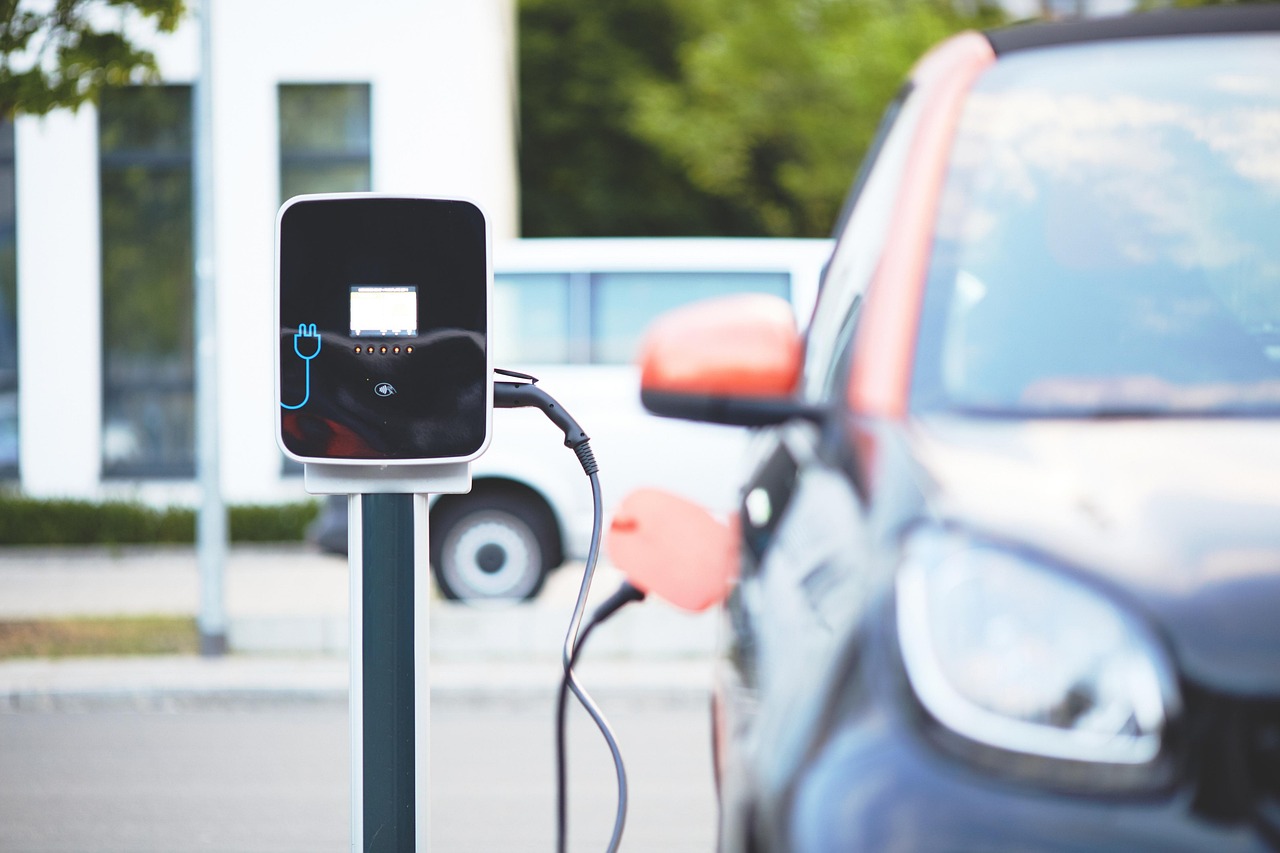 Coche eléctrico cargando