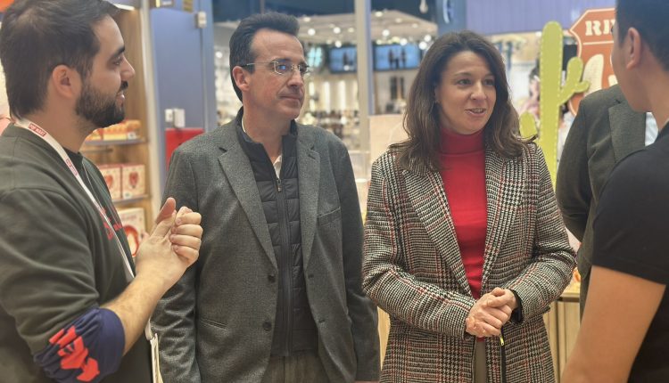 La directora general de la Consejería de Comercio y el alcalde de Leganés